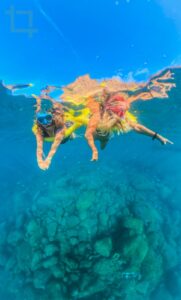 Grupo de snorkelers felices